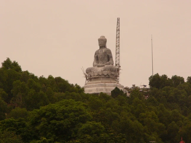 Tượng nhìn từ phía trước chùa