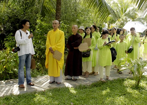 Lần đầu tiên, Sỹ Hoàng vào vai trò "hướng dẫn viên du lịch" để chia sẻ với khách tham quan những ý tưởng về việc thiết kế khu nhà vườn của mình.