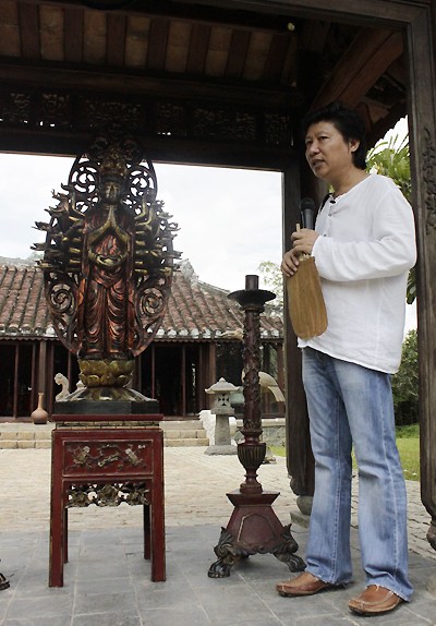Vốn rất mê sưu tầm đồ cổ, Sỹ Hoàng tìm mua được nhiều món có giá trị qua những chuyến công tác. Vốn rất mê sưu tầm đồ cổ, Sỹ Hoàng tìm mua được nhiều món có giá trị qua những chuyến công tác.