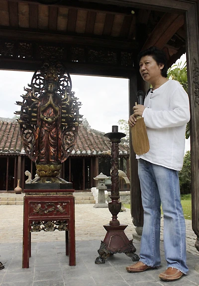 Vốn rất mê sưu tầm đồ cổ, Sỹ Hoàng tìm mua được nhiều món có giá trị qua những chuyến công tác.