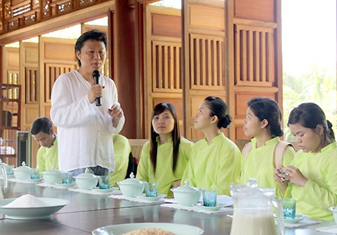 Để đón đoàn khách du lịch đầu tiên đến thăm vườn nhà, nhà thiết kế Sỹ Hoàng chuẩn bị chu đáo từ việc ăn uống đến các chương trình tham quan. Từ sáng sớm, anh đãi quan khách bữa ăn sáng chay với xôi đậu và các loại muối mè, muối ớt, muối sả... đặc biệt là sữa đậu nành do nhà làm lấy. Để đón đoàn khách du lịch đầu tiên đến thăm vườn nhà, nhà thiết kế Sỹ Hoàng chuẩn bị chu đáo từ việc ăn uống đến các chương trình tham quan. Từ sáng sớm, anh đãi quan khách bữa ăn sáng chay với xôi đậu và các loại muối mè, muối ớt, muối sả... đặc biệt là sữa đậu nành do nhà làm lấy.