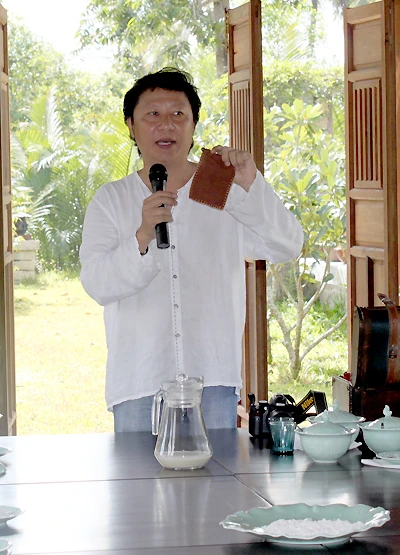 Anh cũng thiết kế tặng quan khách những chiếc túi Vô ưu làm kỷ niệm. Đúng như tên gọi của chương trình tham quan tại nhà vườn Long Thuận là "Thân tâm an lạc", anh hy vọng chiếc túi Vô ưu sẽ là nơi cất giữ giùm mọi người những lo toan, muộn phiền để nhẹ lòng và vui sống.