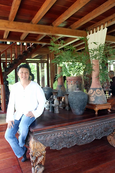 Một gian nhà gỗ, dùng làm nơi tiếp khách, là nơi được Sỹ Hoàng bày những sản phẩm gốm do anh thiết kế bên cạnh những món đồ cổ do anh sưu tập được.