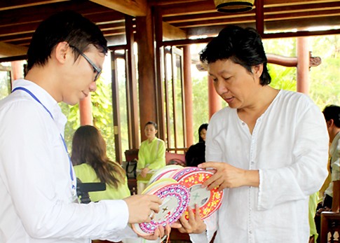 Anh còn thiết kế những chiếc đèn lồng xinh xắn để khách lưu lại nhà vườn ban đêm có thể ngắm lồng đèn treo lung linh. Anh còn thiết kế những chiếc đèn lồng xinh xắn để khách lưu lại nhà vườn ban đêm có thể ngắm lồng đèn treo lung linh.