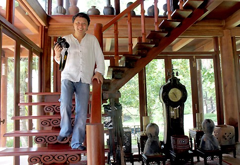 Nhà thiết kế còn thích chụp ảnh. Khi có đoàn khách đến thăm vườn nhà, anh thường mang máy ảnh chụp hình mọi người làm kỷ niệm. Nhà thiết kế còn thích chụp ảnh. Khi có đoàn khách đến thăm vườn nhà, anh thường mang máy ảnh chụp hình mọi người làm kỷ niệm.