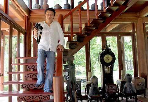 Nhà thiết kế còn thích chụp ảnh. Khi có đoàn khách đến thăm vườn nhà, anh thường mang máy ảnh chụp hình mọi người làm kỷ niệm.