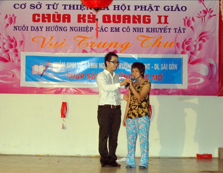 Trung thu đặc biệt của trẻ mồ côi, khuyết tật ở chùa ảnh 7 Trung thu đặc biệt của trẻ mồ côi, khuyết tật ở chùa ảnh 7