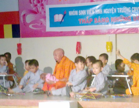 Trung thu đặc biệt của trẻ mồ côi, khuyết tật ở chùa ảnh 8 Trung thu đặc biệt của trẻ mồ côi, khuyết tật ở chùa ảnh 8