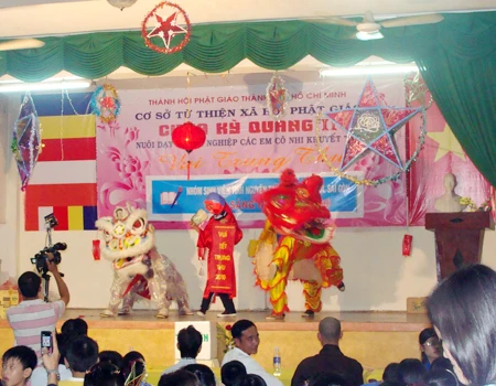 Trung thu đặc biệt của trẻ mồ côi, khuyết tật ở chùa ảnh 1