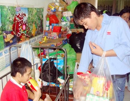 Trung thu đặc biệt của trẻ mồ côi, khuyết tật ở chùa ảnh 9 Trung thu đặc biệt của trẻ mồ côi, khuyết tật ở chùa ảnh 9