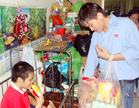 Trung thu đặc biệt của trẻ mồ côi, khuyết tật ở chùa ảnh 9