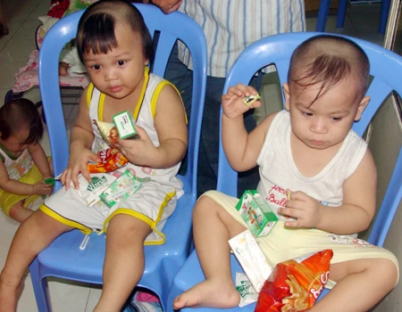 Trung thu đặc biệt của trẻ mồ côi, khuyết tật ở chùa ảnh 6