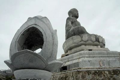 Cận cảnh Đại Phật tượng bằng đá lớn nhất Đông Nam Á ảnh 7