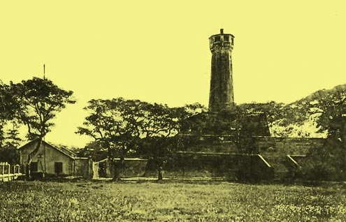 Cột Cờ ở những góc chụp khác nhau.