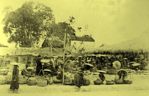 Chợ họp ngay ngoài cửa Đông.