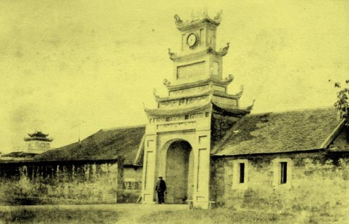 Cổng vào Cấm thành phía Tây. Cổng vào Cấm thành phía Tây.