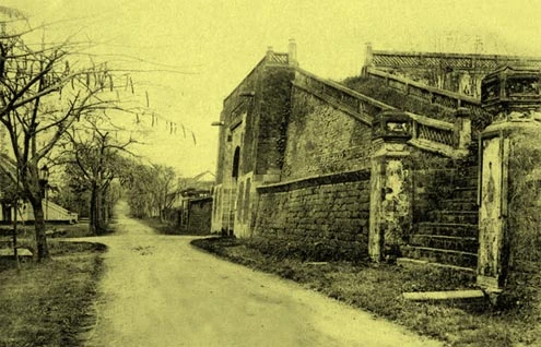 Cửa Đông Hoàng thành.