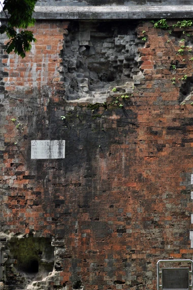 Bắc Môn xưa và nay đều vẫn còn nguyên hai vết đại bác do quân Pháp bắn vào thành Hà Nội ngày 25-4-1882. Ảnh: Quang Xuân.