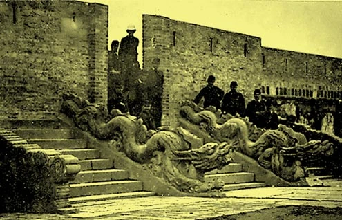 Những hình ảnh về thềm Điện Kính Thiên. Cổng vào Cấm thành phía Tây. Đường bên trong thành khi đã có sự chiếm đóng của Pháp. Miếu thờ trong Cấm thành. Góc tường ngoài Hoàng thành. Chợ họp ngay ngoài cửa Đông. Cột Cờ ở những góc chụp khác nhau.