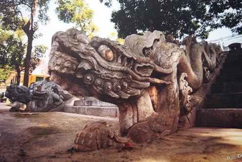 Rồng đá trên thiềm Điện Kính Thiên ngày nay. Ảnh: Quang Xuân. Rồng đá trên thiềm Điện Kính Thiên ngày nay. Ảnh: Quang Xuân.