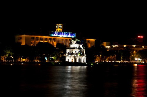 Tháp Rùa cổ kính, lung linh trong đêm. Tháp xây trên đảo Rùa từ thời vua Lê Thánh Tông (1442 -1497). Cùng với hồ Hoàn Kiếm, đền Ngọc Sơn, Tháp Rùa là một cụm di tích, danh thắng “độc nhất vô nhị” của Hà Nội.