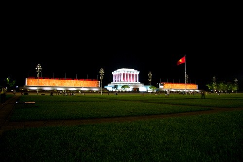 Lăng chủ tịch Hồ Chí Minh - Ảnh: Tiến Thành Những buổi tối, đường Điện Biên Phủ (dài 1.141m) dẫn tới quảng trường Ba Đình trở thành con đường lộng lẫy và đẹp nhất thủ đô Cột cờ Hà Nội rực rỡ bên ánh trăng và những khóm hoa nhiều màu sắc. Xây dựng từ 1805 - 1812 dưới triều vua Gia Long, Cột cờ Hà Nội nay là công trình còn nguyên vẹn và hoành tráng nhất trong quần thể di tích Hoàng thành Thăng Long Phố Tràng Tiền lung linh bởi hàng chục dải đèn màu, kết hình chim lạc hai bên và giữa phố là dòng chữ 1000 năm Thăng Long Biểu tượng Khuê Văn Các, trống đồng Đông Sơn sánh đôi cùng lá cờ Tổ quốc trên đường Lê Thái Tổ Cầu Chương Dương lộng lẫy Đèn hoa đổi màu trên đường Trần Thái Tông, quận Cầu Giấy - Ảnh: Tiến Thành Đường Phạm Hùng rực rỡ với hệ thống đèn điện và những cánh chim hòa bình cùng biểu tượng Khuê Văn Các Biểu tượng rồng chầu tại điểm giao cắt giữa đường Phạm Hùng với đại lộ Thăng Long