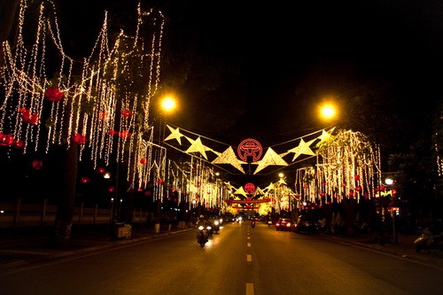 Lăng chủ tịch Hồ Chí Minh - Ảnh: Tiến Thành Những buổi tối, đường Điện Biên Phủ (dài 1.141m) dẫn tới quảng trường Ba Đình trở thành con đường lộng lẫy và đẹp nhất thủ đô Cột cờ Hà Nội rực rỡ bên ánh trăng và những khóm hoa nhiều màu sắc. Xây dựng từ 1805 - 1812 dưới triều vua Gia Long, Cột cờ Hà Nội nay là công trình còn nguyên vẹn và hoành tráng nhất trong quần thể di tích Hoàng thành Thăng Long Phố Tràng Tiền lung linh bởi hàng chục dải đèn màu, kết hình chim lạc hai bên và giữa phố là dòng chữ 1000 năm Thăng Long Biểu tượng Khuê Văn Các, trống đồng Đông Sơn sánh đôi cùng lá cờ Tổ quốc trên đường Lê Thái Tổ Cầu Chương Dương lộng lẫy Đèn hoa đổi màu trên đường Trần Thái Tông, quận Cầu Giấy - Ảnh: Tiến Thành Đường Phạm Hùng rực rỡ với hệ thống đèn điện và những cánh chim hòa bình cùng biểu tượng Khuê Văn Các Biểu tượng rồng chầu tại điểm giao cắt giữa đường Phạm Hùng với đại lộ Thăng Long
