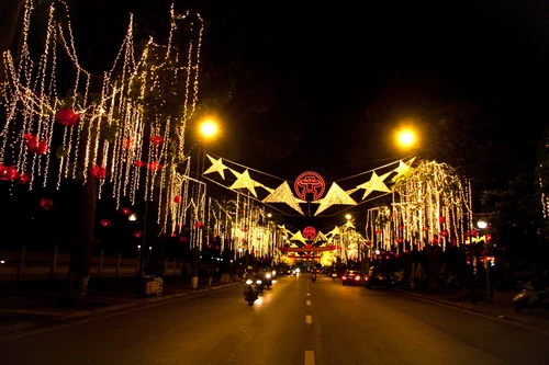 Lăng chủ tịch Hồ Chí Minh - Ảnh: Tiến Thành Những buổi tối, đường Điện Biên Phủ (dài 1.141m) dẫn tới quảng trường Ba Đình trở thành con đường lộng lẫy và đẹp nhất thủ đô Cột cờ Hà Nội rực rỡ bên ánh trăng và những khóm hoa nhiều màu sắc. Xây dựng từ 1805 - 1812 dưới triều vua Gia Long, Cột cờ Hà Nội nay là công trình còn nguyên vẹn và hoành tráng nhất trong quần thể di tích Hoàng thành Thăng Long Phố Tràng Tiền lung linh bởi hàng chục dải đèn màu, kết hình chim lạc hai bên và giữa phố là dòng chữ 1000 năm Thăng Long Biểu tượng Khuê Văn Các, trống đồng Đông Sơn sánh đôi cùng lá cờ Tổ quốc trên đường Lê Thái Tổ Cầu Chương Dương lộng lẫy Đèn hoa đổi màu trên đường Trần Thái Tông, quận Cầu Giấy - Ảnh: Tiến Thành Đường Phạm Hùng rực rỡ với hệ thống đèn điện và những cánh chim hòa bình cùng biểu tượng Khuê Văn Các Biểu tượng rồng chầu tại điểm giao cắt giữa đường Phạm Hùng với đại lộ Thăng Long