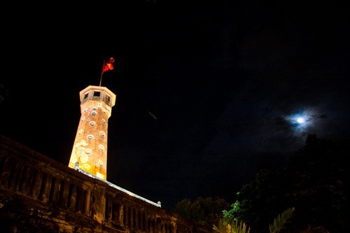 Lăng chủ tịch Hồ Chí Minh - Ảnh: Tiến Thành Những buổi tối, đường Điện Biên Phủ (dài 1.141m) dẫn tới quảng trường Ba Đình trở thành con đường lộng lẫy và đẹp nhất thủ đô Cột cờ Hà Nội rực rỡ bên ánh trăng và những khóm hoa nhiều màu sắc. Xây dựng từ 1805 - 1812 dưới triều vua Gia Long, Cột cờ Hà Nội nay là công trình còn nguyên vẹn và hoành tráng nhất trong quần thể di tích Hoàng thành Thăng Long Phố Tràng Tiền lung linh bởi hàng chục dải đèn màu, kết hình chim lạc hai bên và giữa phố là dòng chữ 1000 năm Thăng Long Biểu tượng Khuê Văn Các, trống đồng Đông Sơn sánh đôi cùng lá cờ Tổ quốc trên đường Lê Thái Tổ Cầu Chương Dương lộng lẫy Đèn hoa đổi màu trên đường Trần Thái Tông, quận Cầu Giấy - Ảnh: Tiến Thành Đường Phạm Hùng rực rỡ với hệ thống đèn điện và những cánh chim hòa bình cùng biểu tượng Khuê Văn Các Biểu tượng rồng chầu tại điểm giao cắt giữa đường Phạm Hùng với đại lộ Thăng Long