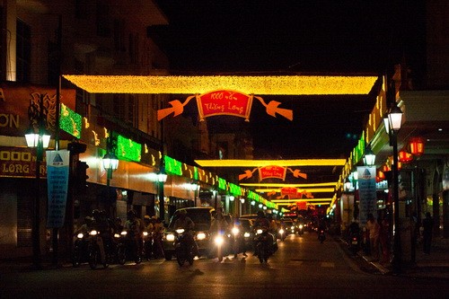 Lăng chủ tịch Hồ Chí Minh - Ảnh: Tiến Thành Những buổi tối, đường Điện Biên Phủ (dài 1.141m) dẫn tới quảng trường Ba Đình trở thành con đường lộng lẫy và đẹp nhất thủ đô Cột cờ Hà Nội rực rỡ bên ánh trăng và những khóm hoa nhiều màu sắc. Xây dựng từ 1805 - 1812 dưới triều vua Gia Long, Cột cờ Hà Nội nay là công trình còn nguyên vẹn và hoành tráng nhất trong quần thể di tích Hoàng thành Thăng Long Phố Tràng Tiền lung linh bởi hàng chục dải đèn màu, kết hình chim lạc hai bên và giữa phố là dòng chữ 1000 năm Thăng Long Biểu tượng Khuê Văn Các, trống đồng Đông Sơn sánh đôi cùng lá cờ Tổ quốc trên đường Lê Thái Tổ Cầu Chương Dương lộng lẫy Đèn hoa đổi màu trên đường Trần Thái Tông, quận Cầu Giấy - Ảnh: Tiến Thành Đường Phạm Hùng rực rỡ với hệ thống đèn điện và những cánh chim hòa bình cùng biểu tượng Khuê Văn Các Biểu tượng rồng chầu tại điểm giao cắt giữa đường Phạm Hùng với đại lộ Thăng Long
