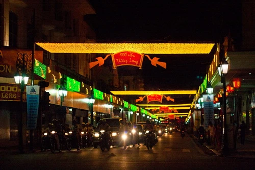 Lăng chủ tịch Hồ Chí Minh - Ảnh: Tiến Thành Những buổi tối, đường Điện Biên Phủ (dài 1.141m) dẫn tới quảng trường Ba Đình trở thành con đường lộng lẫy và đẹp nhất thủ đô Cột cờ Hà Nội rực rỡ bên ánh trăng và những khóm hoa nhiều màu sắc. Xây dựng từ 1805 - 1812 dưới triều vua Gia Long, Cột cờ Hà Nội nay là công trình còn nguyên vẹn và hoành tráng nhất trong quần thể di tích Hoàng thành Thăng Long Phố Tràng Tiền lung linh bởi hàng chục dải đèn màu, kết hình chim lạc hai bên và giữa phố là dòng chữ 1000 năm Thăng Long Biểu tượng Khuê Văn Các, trống đồng Đông Sơn sánh đôi cùng lá cờ Tổ quốc trên đường Lê Thái Tổ Cầu Chương Dương lộng lẫy Đèn hoa đổi màu trên đường Trần Thái Tông, quận Cầu Giấy - Ảnh: Tiến Thành Đường Phạm Hùng rực rỡ với hệ thống đèn điện và những cánh chim hòa bình cùng biểu tượng Khuê Văn Các Biểu tượng rồng chầu tại điểm giao cắt giữa đường Phạm Hùng với đại lộ Thăng Long