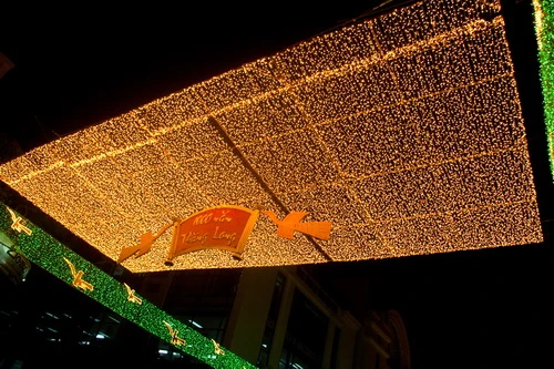 Lăng chủ tịch Hồ Chí Minh - Ảnh: Tiến Thành Những buổi tối, đường Điện Biên Phủ (dài 1.141m) dẫn tới quảng trường Ba Đình trở thành con đường lộng lẫy và đẹp nhất thủ đô Cột cờ Hà Nội rực rỡ bên ánh trăng và những khóm hoa nhiều màu sắc. Xây dựng từ 1805 - 1812 dưới triều vua Gia Long, Cột cờ Hà Nội nay là công trình còn nguyên vẹn và hoành tráng nhất trong quần thể di tích Hoàng thành Thăng Long Phố Tràng Tiền lung linh bởi hàng chục dải đèn màu, kết hình chim lạc hai bên và giữa phố là dòng chữ 1000 năm Thăng Long Biểu tượng Khuê Văn Các, trống đồng Đông Sơn sánh đôi cùng lá cờ Tổ quốc trên đường Lê Thái Tổ Cầu Chương Dương lộng lẫy Đèn hoa đổi màu trên đường Trần Thái Tông, quận Cầu Giấy - Ảnh: Tiến Thành Đường Phạm Hùng rực rỡ với hệ thống đèn điện và những cánh chim hòa bình cùng biểu tượng Khuê Văn Các Biểu tượng rồng chầu tại điểm giao cắt giữa đường Phạm Hùng với đại lộ Thăng Long