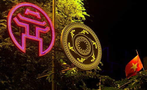 Lăng chủ tịch Hồ Chí Minh - Ảnh: Tiến Thành Những buổi tối, đường Điện Biên Phủ (dài 1.141m) dẫn tới quảng trường Ba Đình trở thành con đường lộng lẫy và đẹp nhất thủ đô Cột cờ Hà Nội rực rỡ bên ánh trăng và những khóm hoa nhiều màu sắc. Xây dựng từ 1805 - 1812 dưới triều vua Gia Long, Cột cờ Hà Nội nay là công trình còn nguyên vẹn và hoành tráng nhất trong quần thể di tích Hoàng thành Thăng Long Phố Tràng Tiền lung linh bởi hàng chục dải đèn màu, kết hình chim lạc hai bên và giữa phố là dòng chữ 1000 năm Thăng Long Biểu tượng Khuê Văn Các, trống đồng Đông Sơn sánh đôi cùng lá cờ Tổ quốc trên đường Lê Thái Tổ Cầu Chương Dương lộng lẫy Đèn hoa đổi màu trên đường Trần Thái Tông, quận Cầu Giấy - Ảnh: Tiến Thành Đường Phạm Hùng rực rỡ với hệ thống đèn điện và những cánh chim hòa bình cùng biểu tượng Khuê Văn Các Biểu tượng rồng chầu tại điểm giao cắt giữa đường Phạm Hùng với đại lộ Thăng Long