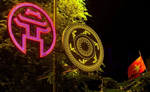 Lăng chủ tịch Hồ Chí Minh - Ảnh: Tiến Thành Những buổi tối, đường Điện Biên Phủ (dài 1.141m) dẫn tới quảng trường Ba Đình trở thành con đường lộng lẫy và đẹp nhất thủ đô Cột cờ Hà Nội rực rỡ bên ánh trăng và những khóm hoa nhiều màu sắc. Xây dựng từ 1805 - 1812 dưới triều vua Gia Long, Cột cờ Hà Nội nay là công trình còn nguyên vẹn và hoành tráng nhất trong quần thể di tích Hoàng thành Thăng Long Phố Tràng Tiền lung linh bởi hàng chục dải đèn màu, kết hình chim lạc hai bên và giữa phố là dòng chữ 1000 năm Thăng Long Biểu tượng Khuê Văn Các, trống đồng Đông Sơn sánh đôi cùng lá cờ Tổ quốc trên đường Lê Thái Tổ Cầu Chương Dương lộng lẫy Đèn hoa đổi màu trên đường Trần Thái Tông, quận Cầu Giấy - Ảnh: Tiến Thành Đường Phạm Hùng rực rỡ với hệ thống đèn điện và những cánh chim hòa bình cùng biểu tượng Khuê Văn Các Biểu tượng rồng chầu tại điểm giao cắt giữa đường Phạm Hùng với đại lộ Thăng Long