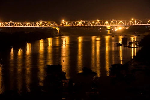 Lăng chủ tịch Hồ Chí Minh - Ảnh: Tiến Thành Những buổi tối, đường Điện Biên Phủ (dài 1.141m) dẫn tới quảng trường Ba Đình trở thành con đường lộng lẫy và đẹp nhất thủ đô Cột cờ Hà Nội rực rỡ bên ánh trăng và những khóm hoa nhiều màu sắc. Xây dựng từ 1805 - 1812 dưới triều vua Gia Long, Cột cờ Hà Nội nay là công trình còn nguyên vẹn và hoành tráng nhất trong quần thể di tích Hoàng thành Thăng Long Phố Tràng Tiền lung linh bởi hàng chục dải đèn màu, kết hình chim lạc hai bên và giữa phố là dòng chữ 1000 năm Thăng Long Biểu tượng Khuê Văn Các, trống đồng Đông Sơn sánh đôi cùng lá cờ Tổ quốc trên đường Lê Thái Tổ Cầu Chương Dương lộng lẫy Đèn hoa đổi màu trên đường Trần Thái Tông, quận Cầu Giấy - Ảnh: Tiến Thành Đường Phạm Hùng rực rỡ với hệ thống đèn điện và những cánh chim hòa bình cùng biểu tượng Khuê Văn Các Biểu tượng rồng chầu tại điểm giao cắt giữa đường Phạm Hùng với đại lộ Thăng Long