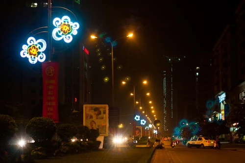 Lăng chủ tịch Hồ Chí Minh - Ảnh: Tiến Thành Những buổi tối, đường Điện Biên Phủ (dài 1.141m) dẫn tới quảng trường Ba Đình trở thành con đường lộng lẫy và đẹp nhất thủ đô Cột cờ Hà Nội rực rỡ bên ánh trăng và những khóm hoa nhiều màu sắc. Xây dựng từ 1805 - 1812 dưới triều vua Gia Long, Cột cờ Hà Nội nay là công trình còn nguyên vẹn và hoành tráng nhất trong quần thể di tích Hoàng thành Thăng Long Phố Tràng Tiền lung linh bởi hàng chục dải đèn màu, kết hình chim lạc hai bên và giữa phố là dòng chữ 1000 năm Thăng Long Biểu tượng Khuê Văn Các, trống đồng Đông Sơn sánh đôi cùng lá cờ Tổ quốc trên đường Lê Thái Tổ Cầu Chương Dương lộng lẫy Đèn hoa đổi màu trên đường Trần Thái Tông, quận Cầu Giấy - Ảnh: Tiến Thành Đường Phạm Hùng rực rỡ với hệ thống đèn điện và những cánh chim hòa bình cùng biểu tượng Khuê Văn Các Biểu tượng rồng chầu tại điểm giao cắt giữa đường Phạm Hùng với đại lộ Thăng Long