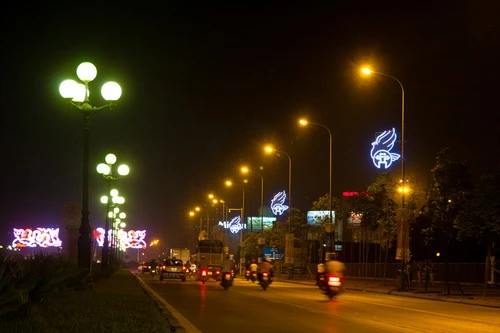 Lăng chủ tịch Hồ Chí Minh - Ảnh: Tiến Thành Những buổi tối, đường Điện Biên Phủ (dài 1.141m) dẫn tới quảng trường Ba Đình trở thành con đường lộng lẫy và đẹp nhất thủ đô Cột cờ Hà Nội rực rỡ bên ánh trăng và những khóm hoa nhiều màu sắc. Xây dựng từ 1805 - 1812 dưới triều vua Gia Long, Cột cờ Hà Nội nay là công trình còn nguyên vẹn và hoành tráng nhất trong quần thể di tích Hoàng thành Thăng Long Phố Tràng Tiền lung linh bởi hàng chục dải đèn màu, kết hình chim lạc hai bên và giữa phố là dòng chữ 1000 năm Thăng Long Biểu tượng Khuê Văn Các, trống đồng Đông Sơn sánh đôi cùng lá cờ Tổ quốc trên đường Lê Thái Tổ Cầu Chương Dương lộng lẫy Đèn hoa đổi màu trên đường Trần Thái Tông, quận Cầu Giấy - Ảnh: Tiến Thành Đường Phạm Hùng rực rỡ với hệ thống đèn điện và những cánh chim hòa bình cùng biểu tượng Khuê Văn Các Biểu tượng rồng chầu tại điểm giao cắt giữa đường Phạm Hùng với đại lộ Thăng Long