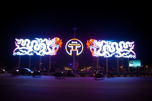 Lăng chủ tịch Hồ Chí Minh - Ảnh: Tiến Thành Những buổi tối, đường Điện Biên Phủ (dài 1.141m) dẫn tới quảng trường Ba Đình trở thành con đường lộng lẫy và đẹp nhất thủ đô Cột cờ Hà Nội rực rỡ bên ánh trăng và những khóm hoa nhiều màu sắc. Xây dựng từ 1805 - 1812 dưới triều vua Gia Long, Cột cờ Hà Nội nay là công trình còn nguyên vẹn và hoành tráng nhất trong quần thể di tích Hoàng thành Thăng Long Phố Tràng Tiền lung linh bởi hàng chục dải đèn màu, kết hình chim lạc hai bên và giữa phố là dòng chữ 1000 năm Thăng Long Biểu tượng Khuê Văn Các, trống đồng Đông Sơn sánh đôi cùng lá cờ Tổ quốc trên đường Lê Thái Tổ Cầu Chương Dương lộng lẫy Đèn hoa đổi màu trên đường Trần Thái Tông, quận Cầu Giấy - Ảnh: Tiến Thành Đường Phạm Hùng rực rỡ với hệ thống đèn điện và những cánh chim hòa bình cùng biểu tượng Khuê Văn Các Biểu tượng rồng chầu tại điểm giao cắt giữa đường Phạm Hùng với đại lộ Thăng Long