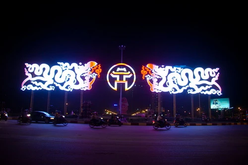 Lăng chủ tịch Hồ Chí Minh - Ảnh: Tiến Thành Những buổi tối, đường Điện Biên Phủ (dài 1.141m) dẫn tới quảng trường Ba Đình trở thành con đường lộng lẫy và đẹp nhất thủ đô Cột cờ Hà Nội rực rỡ bên ánh trăng và những khóm hoa nhiều màu sắc. Xây dựng từ 1805 - 1812 dưới triều vua Gia Long, Cột cờ Hà Nội nay là công trình còn nguyên vẹn và hoành tráng nhất trong quần thể di tích Hoàng thành Thăng Long Phố Tràng Tiền lung linh bởi hàng chục dải đèn màu, kết hình chim lạc hai bên và giữa phố là dòng chữ 1000 năm Thăng Long Biểu tượng Khuê Văn Các, trống đồng Đông Sơn sánh đôi cùng lá cờ Tổ quốc trên đường Lê Thái Tổ Cầu Chương Dương lộng lẫy Đèn hoa đổi màu trên đường Trần Thái Tông, quận Cầu Giấy - Ảnh: Tiến Thành Đường Phạm Hùng rực rỡ với hệ thống đèn điện và những cánh chim hòa bình cùng biểu tượng Khuê Văn Các Biểu tượng rồng chầu tại điểm giao cắt giữa đường Phạm Hùng với đại lộ Thăng Long