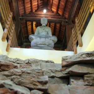 Pho tượng A Di Đà bằng đá từ thời Lý trong gian thờ tại chùa Phật Tích