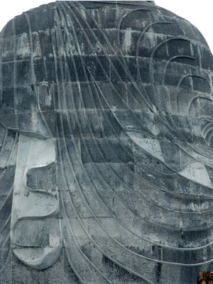 Được làm bằng đá lấy từ Thanh Hóa