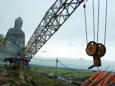 Khối lượng đá âận chuyển lên núi là 2.500 m3