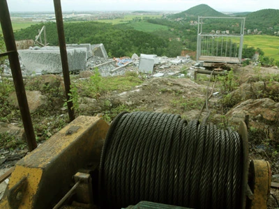 Để giữ nguyên trạng môi trường, công trình thi công bằng đường cáp tời để vận chuyển đá và vật liệu xây dựng