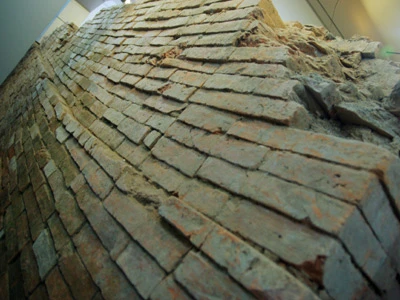 Nền móng Tháp dưới thời Lý đươc xây dựng bằng gạch đại bản...