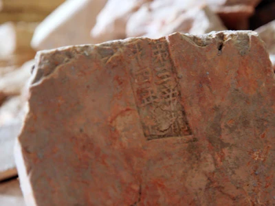 ...và mỗi viên gạch đều có "chữ ký" của niên đại