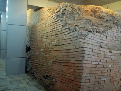 ...giờ đây trở thành tài sản được bảo vệ bằng hệ thống nhà kiên cố