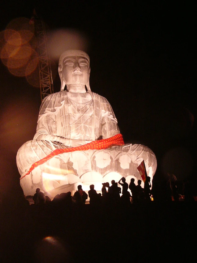 Pho tượng cao 27m, nặng 3.500 tấn sáng bừng trên đỉnh núi trong màn đêm (*)