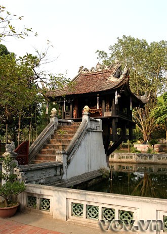 Chùa Một Cột (Diên Hựu Tự), dựng thời Lý, thế kỷ 11. Kiến trúc chùa hiện nay được phục dựng sau khi quân Pháp phá hủy năm 1954 s