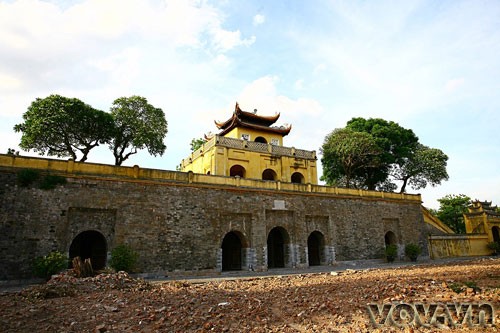 Đoan Môn - cửa vào Cấm Thành của Hoàng Thành Thăng Long xưa, hiện là một di tích trong khu thành cổ z