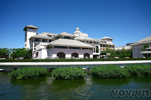 Khách sạn InterContinental Hanoi Westlake (hoàn thành xây dựng năm 2007) a
